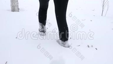 暴风雪，冬<strong>天降</strong>雪时在雪堆上艰难行走